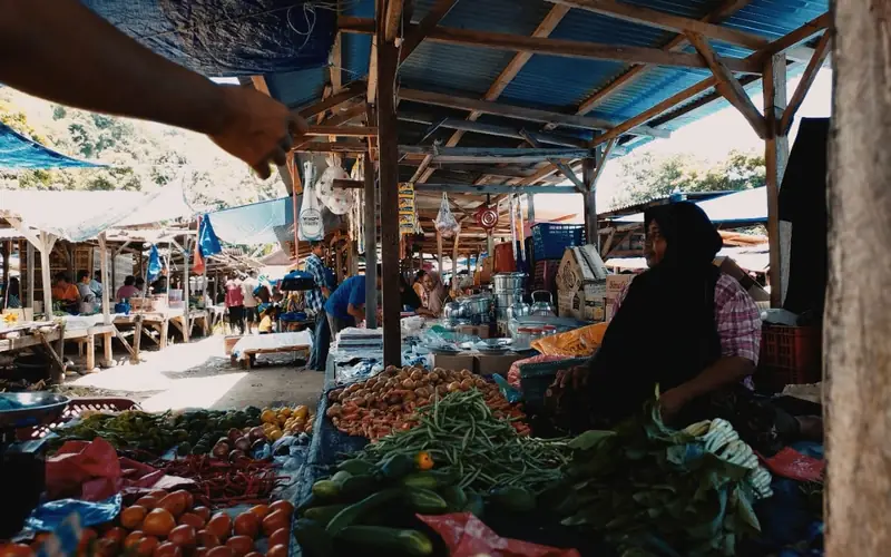 Stalls and produce at a traditional market in Flores
